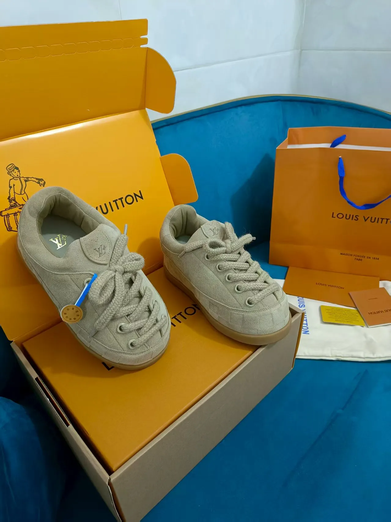 👟👟Ex-factory price 640👟👟 LV YETI slip-on shoes, based on suede cow leather, partially embossed with Nigo's reinterpretation of LV Damier pattern, cleverly echoing the Chinese tradition of taking off shoes when entering the house, and the "small feet" aesthetic is integrated into Chinese street genes. The palm-printed rubber outsole hides the LV letters and Monogram flowers. The exquisite craftsmanship made in Italy shows the brand's heritage in a comfortable slip-on style. The reservation mode adds a unique style, it is traditional and trendy, and it is suitable for couples aged 35-45.